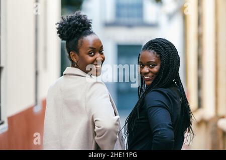Zwei frauen aus afrika, die sich im Freien an der Kamera lächeln Stockfoto