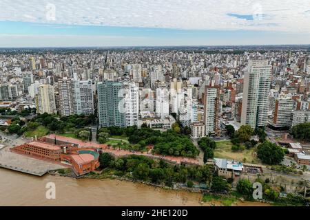 Luftaufnahme über dem Parque Espana in Rosario, Santa Fe, Argentinien bei Tageslicht Stockfoto