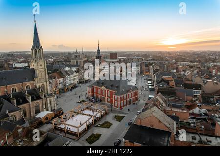 Ein atemberaubendes Panorama über die Stadt, die Region und den Grote Markt von Sint-Truiden. Eine Stadt und Gemeinde in der belgischen Provinz Limburg. Foto war t Stockfoto