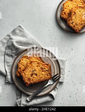 Zwei Stücke Karottenkuchen auf einem Teller, Draufsicht Stockfoto