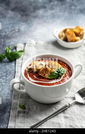 Traditionelle hausgemachte, kalte Gazpacho-Suppe. Tomatensuppe Püree serviert Meeresfrüchte auf einem Stein Hintergrund. Speicherplatz kopieren. Stockfoto