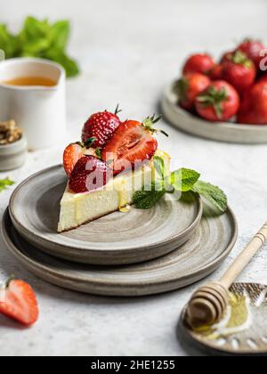 Kasserolle mit Quark, garniert mit frischen Erdbeeren und Minzblättern zum Frühstück Stockfoto