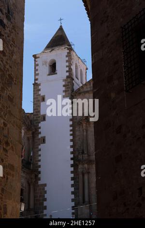 Vertikale Aufnahme des Palacio De Los Golfines De Abajo in Caceresâ€Ž, Spanien Stockfoto