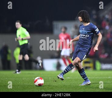 Swindon, Wiltshire, Großbritannien. 7th. Juni 2022. 7th. Januar 2022: County Ground, Swindon, Wilstshire, England: FA Cup 3rd Round Football, Swindon Town gegen Manchester City: Nathan Ake von Manchester City spielt den Ball Kredit: Action Plus Sports Images/Alamy Live News Stockfoto