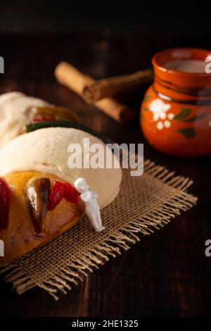 Traditionelle Kings Day Kuchen auch als Rosca de Reyes, Roscon, Epiphany Kuchen und mit einem Ton Jarrito. Mexikanische Tradition am 5th. Januar Stockfoto