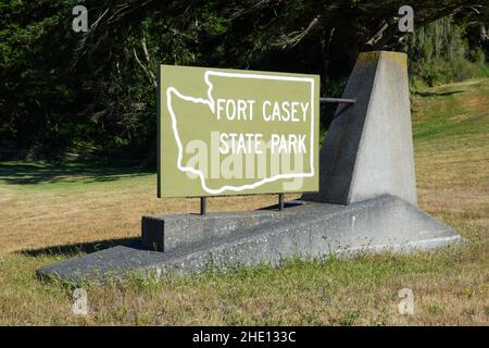 Coupéville, WA, USA - 23. Juni 2021; Schild für Fort Casey State Park mit einer entworfenen Basis. Der Park befindet sich auf Whidbey Island im westlichen Bundesstaat Washington Stockfoto