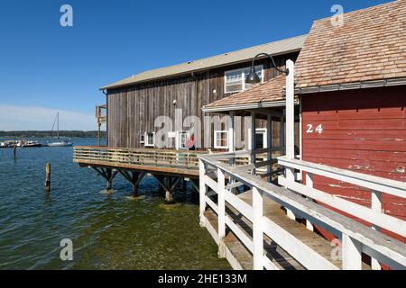 Couperville, WA, USA - 23. Juni 2021; Holzgebäude über dem Wasser von Penn Cove in Couperville auf Whidbey Island Washington Stockfoto