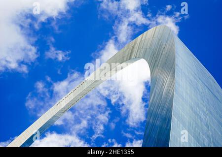 St. Louis, MO, USA - 03. April 2006; der Gateway Arch in St. Louis Missouri mit den Fenstern der Aussichtsplattform an der Spitze unter blauem Himmel Stockfoto