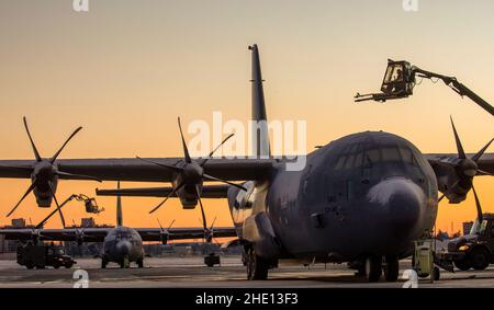 Flieger, die dem 374th Aircraft Maintenance Squadron de-Ice zugewiesen wurden A C-130J Super Hercules, das dem 36th Airlift Squadron auf dem Yokota Air Base, Japan, zugewiesen wurde, 7. Januar 2022. Der Enteisungsmittel verwendet erhitztes Wasser, gemischt mit Glykol, um das Eis aufzutauen und zu verhindern, dass sich in Zukunft Eis im Flugzeug bildet. (USA Luftwaffe Foto von Yasuo Osakabe) Stockfoto