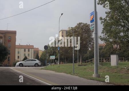 Überquerung im Stadtrand an einem bewölkten Tag Stockfoto