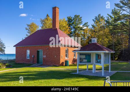 Rogers City, Michigan, USA - 23. Oktober 2021: Das Nebelsignalgebäude am 40 Mile Point Lighthouse Stockfoto