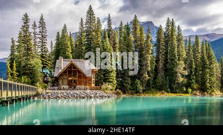 Brücke über den Emerald Lake zum Cilantro Café und Emerald Lodge im Soho Nationalpark, British Columbia, Kanada Stockfoto