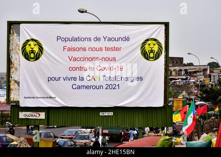 (220108) -- YAOUNDE, 8. Januar 2022 (Xinhua) -- das Foto vom 5. Januar 2022 zeigt Schilder, die in den Straßen angebracht sind, um die Bevölkerung auf die Öffentlichkeit aufmerksam zu machen, damit sie vor dem Besuch des Stadions in Yaounde, der Hauptstadt von Kamerun, gegen COVID-19 geimpft werden können. Afrika Cup of Nations (AFCON) des Fußballs, ein alle zwei Jahre stattfindende Wettbewerb wird an diesem Sonntag in Yaounde, der Hauptstadt von Kamerun, starten. Als wichtiges Sportereignis auf dem Kontinent hat es die Aufmerksamkeit aller kamerunischen Fans auf sich gezogen. Als Auftakt zur Eröffnungsfeier konnte bereits in der Stadt eine Atmosphäre dieses Wettbewerbs bemerkt werden. ( Stockfoto