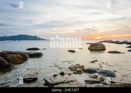 Sonnenuntergang am Meer in Phan Thiet, Vietnam Stockfoto