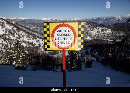 Selca, Slowenien. 07th Januar 2022. Eine geschlossene Skipiste in Soriska planina, Slowenien. Kredit: SOPA Images Limited/Alamy Live Nachrichten Stockfoto