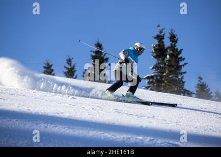 Selca, Slowenien. 07th Januar 2022. Skifahren in Soriska planina, Slowenien. Kredit: SOPA Images Limited/Alamy Live Nachrichten Stockfoto
