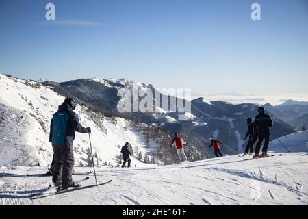 Selca, Slowenien. 07th Januar 2022. Skifahrer steigen in Soriska planina, Slowenien, auf einer Skipiste ab. Kredit: SOPA Images Limited/Alamy Live Nachrichten Stockfoto