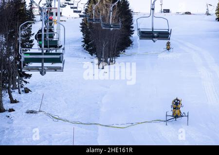 Selca, Slowenien. 07th Januar 2022. Blick auf Schneekanonen in Soriska planina, Slowenien. Kredit: SOPA Images Limited/Alamy Live Nachrichten Stockfoto