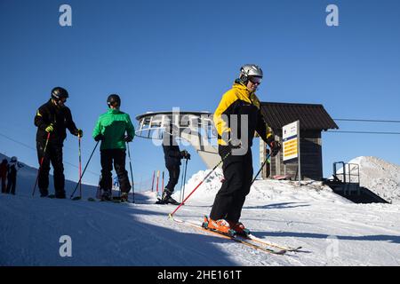 Selca, Slowenien. 07th Januar 2022. Skifahrer steigen in Soriska planina, Slowenien, auf einer Skipiste ab. Kredit: SOPA Images Limited/Alamy Live Nachrichten Stockfoto