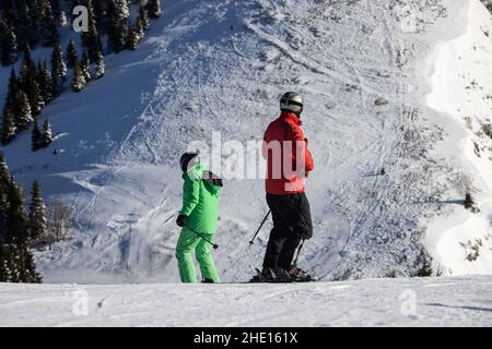 Selca, Slowenien. 07th Januar 2022. Skifahrer steigen in Soriska planina, Slowenien, auf einer Skipiste ab. Kredit: SOPA Images Limited/Alamy Live Nachrichten Stockfoto
