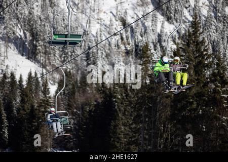 Selca, Slowenien. 07th Januar 2022. Skifahrer fahren mit dem Skilift in Soriska planina, Slowenien. Kredit: SOPA Images Limited/Alamy Live Nachrichten Stockfoto