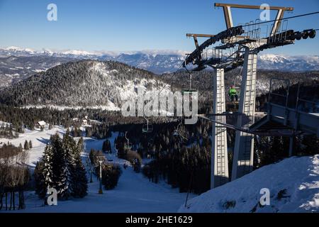 Selca, Slowenien. 07th Januar 2022. Ein Skilift in Soriska planina, Slowenien. Kredit: SOPA Images Limited/Alamy Live Nachrichten Stockfoto