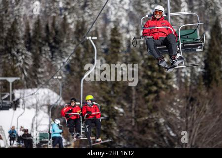 Selca, Slowenien. 07th Januar 2022. Skifahrer fahren mit dem Skilift in Soriska planina, Slowenien. Kredit: SOPA Images Limited/Alamy Live Nachrichten Stockfoto