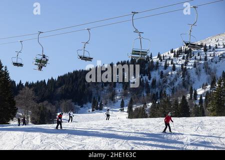 Selca, Slowenien. 07th Januar 2022. Skifahrer steigen in Soriska planina, Slowenien, auf einer Skipiste ab. Kredit: SOPA Images Limited/Alamy Live Nachrichten Stockfoto