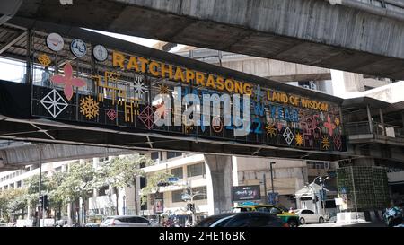 Ratchaprasong Frohes neues Jahr 2022 Zeichen auf BTS Skywalk Bangkok Thailand Stockfoto