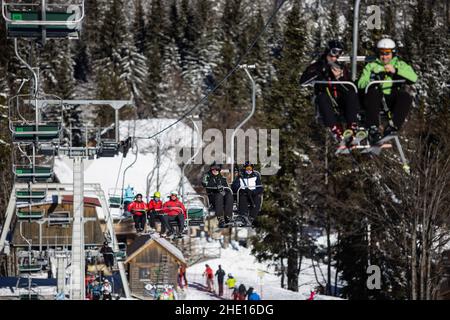 Selca, Slowenien. 07th Januar 2022. Skifahrer fahren mit dem Skilift in Soriska planina, Slowenien. (Foto: Luka Dakskobler/SOPA Images/Sipa USA) Quelle: SIPA USA/Alamy Live News Stockfoto