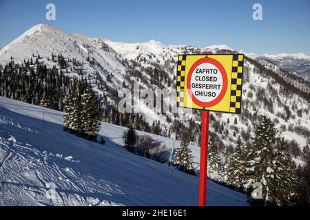 Selca, Slowenien. 07th Januar 2022. Eine geschlossene Skipiste in Soriska planina, Slowenien. (Foto: Luka Dakskobler/SOPA Images/Sipa USA) Quelle: SIPA USA/Alamy Live News Stockfoto