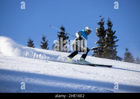 Selca, Slowenien. 07th Januar 2022. Skifahren in Soriska planina, Slowenien. (Foto: Luka Dakskobler/SOPA Images/Sipa USA) Quelle: SIPA USA/Alamy Live News Stockfoto