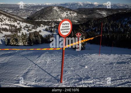 Selca, Slowenien. 07th Januar 2022. Eine geschlossene Skipiste in Soriska planina, Slowenien. (Foto: Luka Dakskobler/SOPA Images/Sipa USA) Quelle: SIPA USA/Alamy Live News Stockfoto