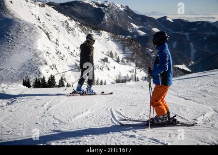 Selca, Slowenien. 07th Januar 2022. Skifahrer steigen in Soriska planina, Slowenien, auf einer Skipiste ab. (Foto: Luka Dakskobler/SOPA Images/Sipa USA) Quelle: SIPA USA/Alamy Live News Stockfoto