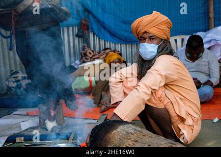 Kalkutta, Indien. 07th Januar 2022. Ein Sadhu, der eine Sicherheitsmaske im Gangasagar-Durchgangslager trägt. Gangasagar mela-Vorbereitungen wurden aufgrund einer Petition zur Beendigung der diesjährigen Pilgermesse aufgrund der COVID-19/Omicron-Zahlen in Westbengalen und im ganzen Land ausgesetzt. Der hohe Gerichtshof von Kalkutta gab Gangasagar Mela mit gewissen Einschränkungen grünes Licht. Kredit: SOPA Images Limited/Alamy Live Nachrichten Stockfoto