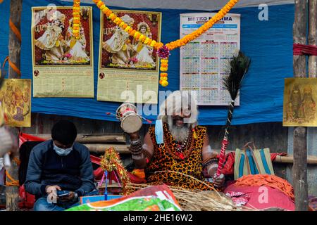 Kalkutta, Indien. 07th Januar 2022. Ein Sadhu ist damit beschäftigt, seine Rituale im Transitlager Gangasagar durchzuführen. Gangasagar mela-Vorbereitungen wurden aufgrund einer Petition zur Beendigung der diesjährigen Pilgermesse aufgrund der COVID-19/Omicron-Zahlen in Westbengalen und im ganzen Land ausgesetzt. Der hohe Gerichtshof von Kalkutta gab Gangasagar Mela mit gewissen Einschränkungen grünes Licht. Kredit: SOPA Images Limited/Alamy Live Nachrichten Stockfoto