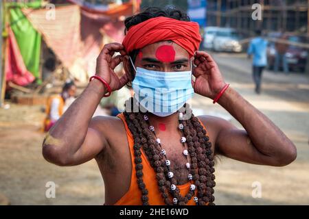 Kalkutta, Indien. 07th Januar 2022. Ein Sadhu, der eine Sicherheitsmaske im Gangasagar-Durchgangslager trägt. Gangasagar mela-Vorbereitungen wurden aufgrund einer Petition zur Beendigung der diesjährigen Pilgermesse aufgrund der COVID-19/Omicron-Zahlen in Westbengalen und im ganzen Land ausgesetzt. Der hohe Gerichtshof von Kalkutta gab Gangasagar Mela mit gewissen Einschränkungen grünes Licht. Kredit: SOPA Images Limited/Alamy Live Nachrichten Stockfoto