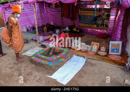 Kalkutta, Indien. 07th Januar 2022. Ein Sadhu, der seinen Notbehelf im Transitlager Gangasagar vorbereitete. Gangasagar mela-Vorbereitungen wurden aufgrund einer Petition zur Beendigung der diesjährigen Pilgermesse aufgrund der COVID-19/Omicron-Zahlen in Westbengalen und im ganzen Land ausgesetzt. Der hohe Gerichtshof von Kalkutta gab Gangasagar Mela mit gewissen Einschränkungen grünes Licht. (Foto von Dipayan Bose/SOPA Images/Sipa USA) Quelle: SIPA USA/Alamy Live News Stockfoto