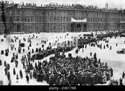 Demonstranten vor dem Winterpalast in Petrograd (St. Petersburg) im Januar 1917, vor der Februarrevolution. Stockfoto