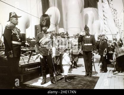Die Romanow-Dynastie - Zar Nikolaus II. Mit seinem Sohn und Erben Alexei in Uniform an Bord des Royal Yacht Standart in Reval während des Staatsbesuchs von König Edwards VII. In Russland im Juni 1908 Stockfoto