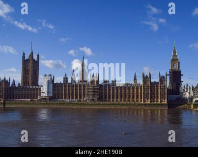 London, Großbritannien. 07th Januar 2022. Gesamtansicht der Houses of Parliament, Big Ben und der Themse an einem klaren Tag. Kredit: SOPA Images Limited/Alamy Live Nachrichten Stockfoto
