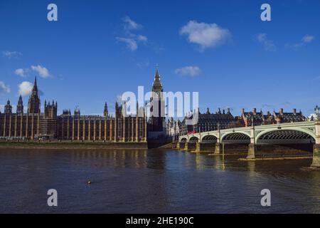 London, Großbritannien. 07th Januar 2022. Gesamtansicht der Houses of Parliament, Big Ben, Westminster Bridge und der Themse an einem klaren Tag. Kredit: SOPA Images Limited/Alamy Live Nachrichten Stockfoto