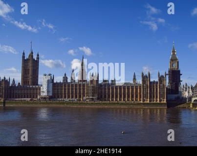 London, Großbritannien. 07th Januar 2022. Gesamtansicht der Houses of Parliament, Big Ben und der Themse an einem klaren Tag. (Foto: Vuk Valcic/SOPA Images/Sipa USA) Quelle: SIPA USA/Alamy Live News Stockfoto