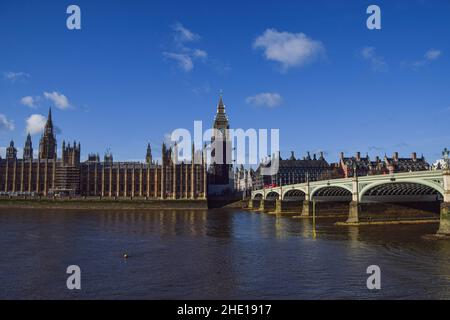 London, Großbritannien. 07th Januar 2022. Gesamtansicht der Houses of Parliament, Big Ben, Westminster Bridge und der Themse an einem klaren Tag. (Foto: Vuk Valcic/SOPA Images/Sipa USA) Quelle: SIPA USA/Alamy Live News Stockfoto