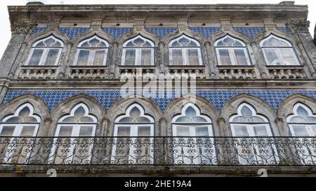 Fassade verziert mit traditionellen Azulejo-Fliesen auf der Rua Conselheiro Lopes da Silva entlang des Camino Portuguese in Valença, Portugal. Diese Route der Th Stockfoto