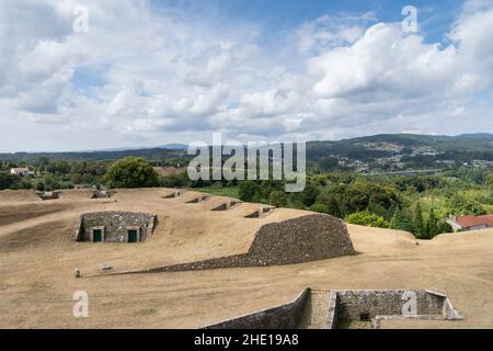 Blick auf die Zinnen der Fortaleza de Valença entlang des Camino Portuguese in Valença, Portugal. Diese Route des Jakobswegs Stockfoto