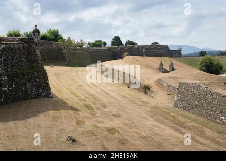 Blick auf die Zinnen der Fortaleza de Valença entlang des Camino Portuguese in Valença, Portugal. Diese Route des Jakobswegs Stockfoto