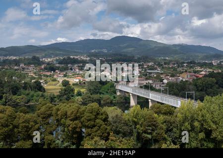 Blick auf TUI, Spanien von der Fortaleza de Valença entlang des Camino Portuguese in Valença, Portugal. Diese Route des Camino de Santiago Pilgerfahrt laufen Stockfoto