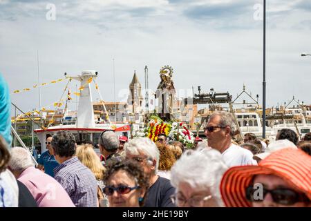 Palamós, Katalonien, Spanien - 20. Juli 2014: Ein Bild von 'Mare de deu del carme' , das von Menschen beim traditionellen Fest 'Mare de deu de Stockfoto