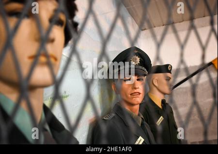 Asbach Sickenberg, Deutschland. 03rd Januar 2022. Hinter einem Zaun im Schifflersgrund Border Museum stehen drei Puppen in alten Uniformen der Bundesgrenzwache. Im Jahr 2022, 70 Jahre nach der Versiegelung der DDR-Städte an der innerdeutschen Grenze, will Thüringen an die damaligen Ereignisse und die dramatischen Folgen für Tausende von Menschen erinnern. Nach Angaben des Grenzmuseums in Schifflersgrund ist der längste Abschnitt der ehemaligen deutsch-deutschen Grenze mit Zaun, Säulenweg und Aussichtsturm erhalten geblieben. Quelle: Uwe Zucchi/dpa/Alamy Live News Stockfoto